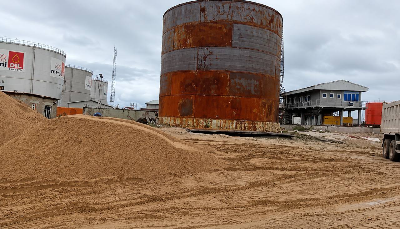 Crusher machine processing aggregate material